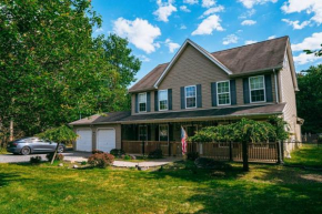 Gorgeous Cozy 5 Bedroom House with Hottub,Lake,Ski